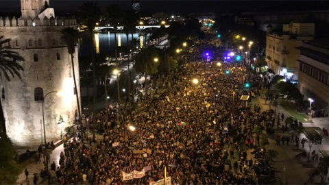 Manifestación feminista en Sevilla, a la altura de la Torre del Oro. / RAÚL BOCANEGRA Manifestación feminista en Sevilla, a la altura de la Torre del Oro. / RAÚL BOCANEGRA