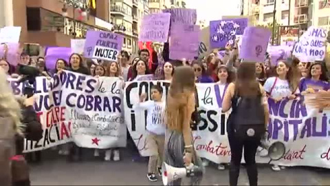 La marea de mujeres inunda ya las calles La marea de mujeres inunda ya las calles