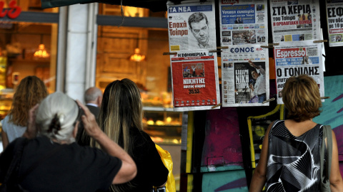 Griegos miran los titulares de la prensa en un kiosko de Atenas, con los resultados de las elecciones generales del domingo, Grecia, 21 de septiembre de 2015. REUTERS / Michalis Karagiannis