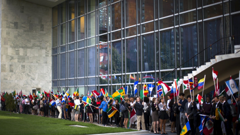 Niños con banderas participan en una ceremonia anual que conmemora el Dia Internacional de la Paz en la sede de Naciones Unidas en Nueva York. REUTERS/Mike Segar