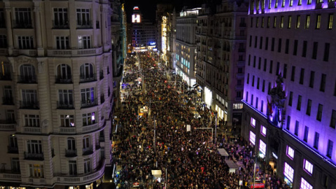 Manifestación de mujeres en la Gran Vía durante la huelga feminista del 8M. / JUAN MEDINA (REUTERS) Manifestación de mujeres en la Gran Vía durante la huelga feminista del 8M. / JUAN MEDINA (REUTERS)