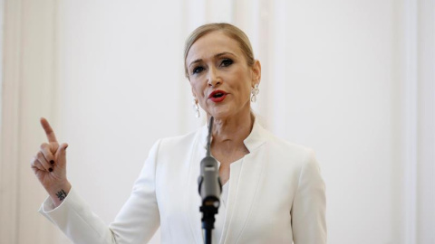 Cifuentes, durante su comparecencia en la que anunció su dimisióbn. EFE Cifuentes, durante su comparecencia en la que anunció su dimisióbn. EFE