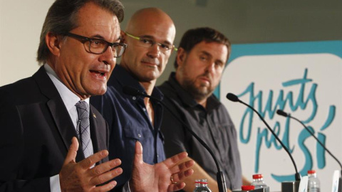 De izquierda a derecha, el presidente de la Generalitat y candidato numero 4 por "Junts pel Sí", Artur Mas; el cabeza de lista de la formación, Raül Romeva; y el candidato numero 5 y líder de ERC, Oriol Junqueras. EFE/Quique García De izquierda a derecha, el presidente de la Generalitat y candidato numero 4 por "Junts pel Sí", Artur Mas; el cabeza de lista de la formación, Raül Romeva; y el candidato numero 5 y líder de ERC, Oriol Junqueras. EFE/Quique García