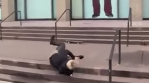 Justin Bieber se come el bordillo al intentar hacer skate y otros vídeos de la semana. Justin Bieber se come el bordillo al intentar hacer skate y otros vídeos de la semana.