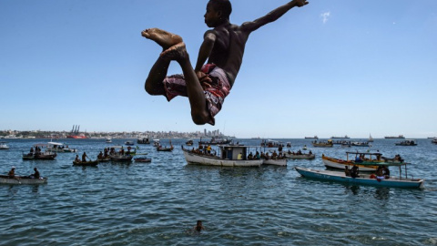Un joven salta al mar en Salvador de Bahía, Brasil, el día de año nuevo. AFP