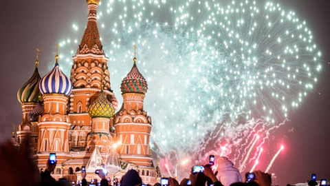Los fuegos de artificio iluminan el edificio del Kremlin, en la Plaza Roja de Moscú, para dar la bienvenida al año 2015. AFP