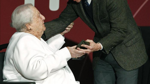 Carmen Balcells el premio especial de "El Ojo Crítico" por su labor editorial / EFE