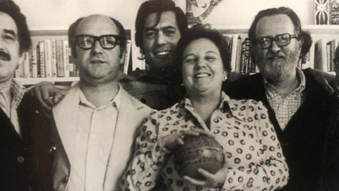 Gabriel García Ma´rquez, Jorge Edward, Maria Vargas Llosa, Carmen Balcells, Donoso y Muñoz Suay, en 1974.