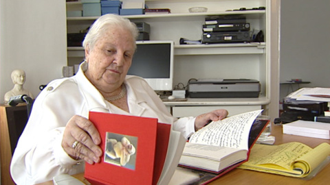 Carmen Balcells, impulsora del 'boom' latinoamericano, aparece en la imagen en su escritorio, rodeada de libros y papeles durante un documental de Rtve.