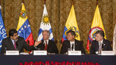 El presidente de Venezuela, Nicolás Maduro (i); el presidente de Uruguay, Tabaré Vazquez; el presidente de Ecuador, Rafael Correa y el presidente de Colombia, Juan Manuel Santos, durante su encuentro en Quito. / JOSE JACOME (EFE)