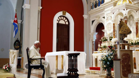El papa Francisco reza en el santuario de la Virgen de la Caridad del Cobre en Santiago de Cuba. / TONY GENTILE (EFE) El papa Francisco reza en el santuario de la Virgen de la Caridad del Cobre en Santiago de Cuba. / TONY GENTILE (EFE)