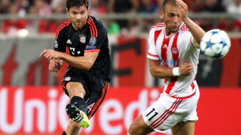 Xabi Alonso lanza un balón junto al el jugador Pajtim Kasami, durante partido entre Olympiacos y el Bayern Múnich de la Liga de Campeones. EFE/ALEXANDROS VLACHOS Xabi Alonso lanza un balón junto al el jugador Pajtim Kasami, durante partido entre Olympiacos y el Bayern Múnich de la Liga de Campeones. EFE/ALEXANDROS VLACHOS