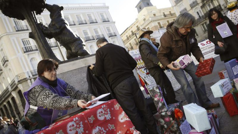 Familias de bebés robados crean un muro con los regalos que nunca dieron a sus hijos Familias de bebés robados crean un muro con los regalos que nunca dieron a sus hijos