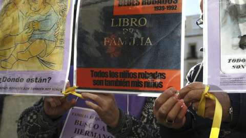 Familias de bebés robados crean un muro con los regalos que nunca dieron a sus hijos Familias de bebés robados crean un muro con los regalos que nunca dieron a sus hijos