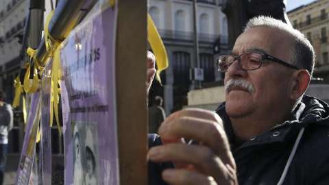 Familias de bebés robados crean un muro con los regalos que nunca dieron a sus hijos Familias de bebés robados crean un muro con los regalos que nunca dieron a sus hijos