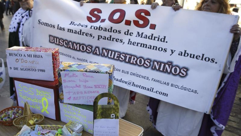 Familias de bebés robados crean un muro con los regalos que nunca dieron a sus hijos Familias de bebés robados crean un muro con los regalos que nunca dieron a sus hijos