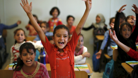 Estudiantes refugiado de Siria comienzan las clases en una escuela de UNICEF, con la visita del ministro de Economía alemán, Sigmar Gabriel, en el campamento de refugiados de Al Zaatari en la ciudad jordana de Mafraq, cerca de la frontera c