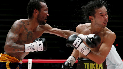 Anselmo Moreno de Panamá golpea a Shinsuke Yamanaka de Japón durante el Torneo Mundial de Boxeo en Tokio, Japón. REUTERS / Toru Hanai
