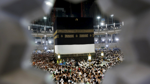 Peregrinos musulmanes rezan alrededor de la Kaaba santa en la Gran Mezquita antes de la peregrinación anual del Haj en La Meca. REUTERS / Ahmad Masood