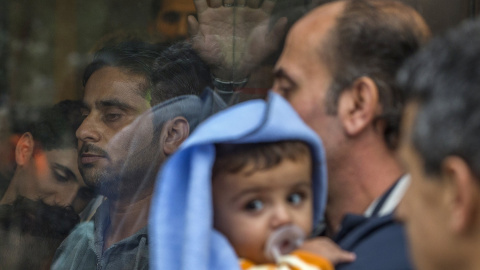 Varios refugiados esperan en la oficina extranjera para embarcarse en autobuses con dirección a los centros de refugiados en Bruselas, Bélgica. REUTERS / Yves Herman Varios refugiados esperan en la oficina extranjera para embarcarse en autobuses con dirección a los centros de refugiados en Bruselas, Bélgica. REUTERS / Yves Herman