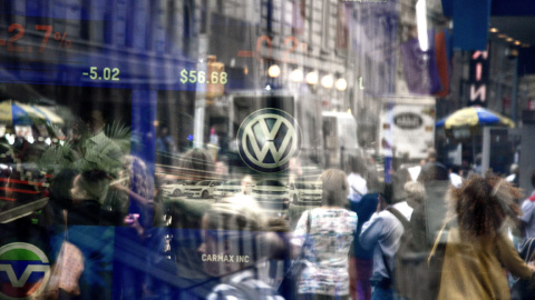 Vista del logotipo de Volkswagen en el índice del Nasdaq del parqué neoyorquino en Estados Unidos. EFE/Justin Lane Vista del logotipo de Volkswagen en el índice del Nasdaq del parqué neoyorquino en Estados Unidos. EFE/Justin Lane