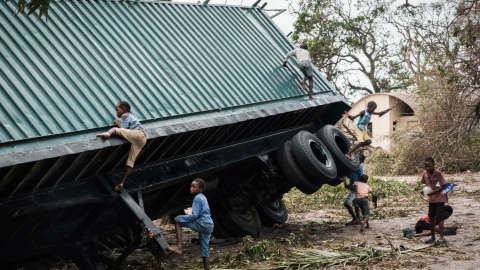 Unos niños juegan en un contenedor volcado por el ciclón Idai en Beira, Mozambique, el 21 de marzo de 2019 | AFP/ Yasuyoshi Chiba Unos niños juegan en un contenedor volcado por el ciclón Idai en Beira, Mozambique, el 21 de marzo de 2019 | AFP/ Yasuyoshi Chiba