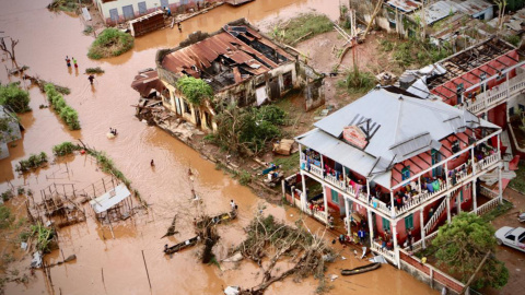 La gente camina en la calle inundada de Buzi, en el centro de Mozambique, el 20 de marzo de 2019 después del paso del ciclón Idai | AFP/ Adrien Barbier La gente camina en la calle inundada de Buzi, en el centro de Mozambique, el 20 de marzo de 2019 después del paso del ciclón Idai | AFP/ Adrien Barbier