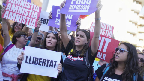 Manifestants amb cartells reivindicatius / Joel Kashila Manifestants amb cartells reivindicatius / Joel Kashila