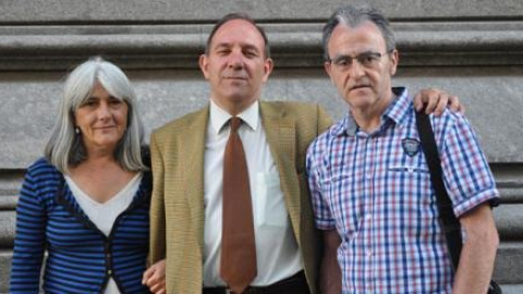 Pablo Mayoral, en el centro, junto a Merçona Puig Antich y Andoni Txasko Díaz tras presentar la querella ante la jueza argentina que investiga los crímenes del franquismo.