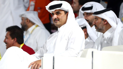 El emir de Catar, jeque jeque Tamim bin Hamad Al Thani, en un partido de los Juegos Mundiales de Playa en Doha-. REUTERS / Ibraheem Al Omari