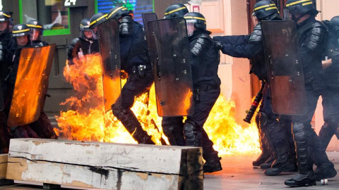 Un cóctel mólotov explota al lado de varios policías durante una manifestación contra la nueva reforma laboral en París, Francia, hoy 15 de septiembre de 2016. Los sindicatos franceses han convocado para hoy la primera gran jornada de movil Un cóctel mólotov explota al lado de varios policías durante una manifestación contra la nueva reforma laboral en París, Francia, hoy 15 de septiembre de 2016. Los sindicatos franceses han convocado para hoy la primera gran jornada de movil