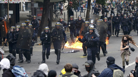 Disturbios entre policías antidisturbios y manifestantes en París.- REUTERS