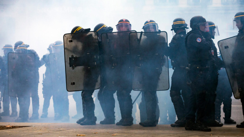 Vista de varios policías envueltos del humo del gas lacrimógeno durante una manifestación contra la nueva reforma laboral en París.- EFE/Etienne Laurent