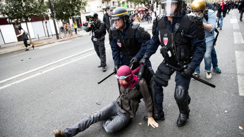 Dos policías detienen a un manifestante durante una manifestación contra la nueva reforma laboral en París.- EFE/Etienne Laurent