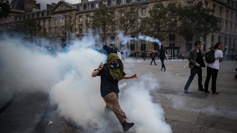 Un manifestante devuelve un bote de gas de lacrimógeno durante una manifestación contra la nueva reforma laboral en París.- EFE/Ian Langsdon
