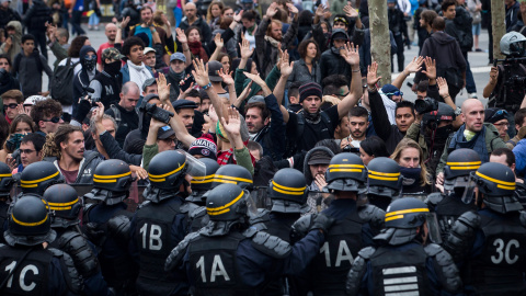 Los manifestantes levantan sus manos mientras los policías avanzan hacia su parte durante una manifestación contra la nueva reforma laboral en la Plaza de la República en París, Francia, hoy 15 de septiembre de 2016. Los sindicatos francese