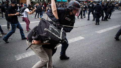 Un policía detiene a un manifestante durante una manifestación contra la nueva reforma laboral en París.- EFE/Ian Langsdon