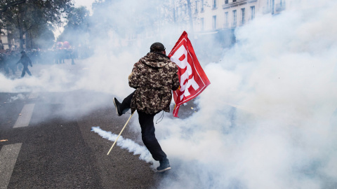 Un manifestante devuelve un bote de gas de lacrimógeno durante una manifestación contra la nueva reforma laboral en París.- EFE/Ian Langsdon
