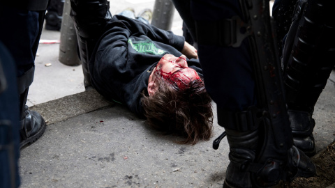 Vista de un manifestante herido y caído en el suelo durante una manifestación contra la nueva reforma laboral en París, Francia. EFE/Etienne Laurent