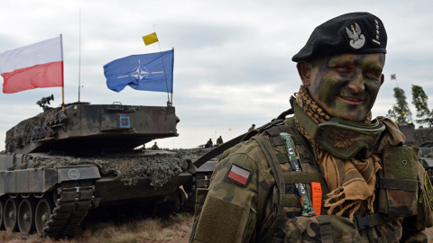 Un soldado polaco, en unas maniobras con la bandera de la OTAN. AFP2015/ Janek Skarzynski Un soldado polaco, en unas maniobras con la bandera de la OTAN. AFP2015/ Janek Skarzynski