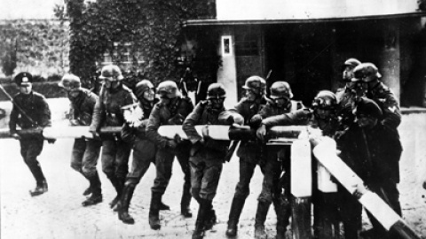 Soldados alemanes retiran una barrera del puesto fronterizo con Polonia el día de la invasión nazi, 1 de septiembre de 1939. Soldados alemanes retiran una barrera del puesto fronterizo con Polonia el día de la invasión nazi, 1 de septiembre de 1939.