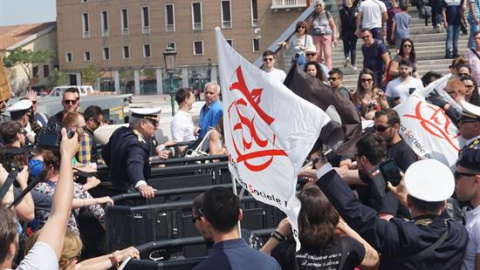 Protestas contra los 'check points' para entrar a Venecia. EFE