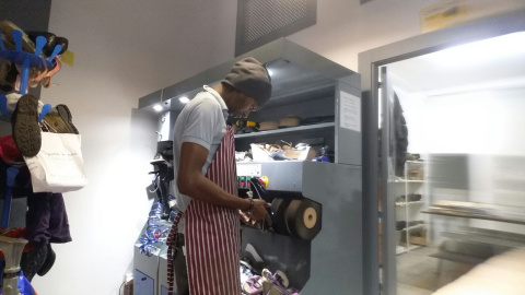 Amath Ba en el Taller del Zapatero, en Gijón. MARÍA JOSÉ CARMONA/MARTA SAIZ