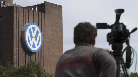 Un cámara de televisión frente a la planta de Volkswagen, en su sede de Wolfsburg (Alemania). REUTERS/Axel Schmidt Un cámara de televisión frente a la planta de Volkswagen, en su sede de Wolfsburg (Alemania). REUTERS/Axel Schmidt