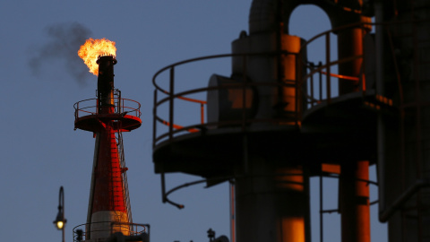 La chimenea en una refinería de petróleo industrial en Kawasaki , cerca de Tokio, Japón. -REUTERS La chimenea en una refinería de petróleo industrial en Kawasaki , cerca de Tokio, Japón. -REUTERS