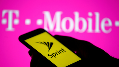 Un smartphone con el logo de Sprint y el logo de la operadora T-Mobile. REUTERS Un smartphone con el logo de Sprint y el logo de la operadora T-Mobile. REUTERS