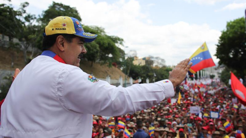 Fotografía cedida por Prensa Miraflores que muestra al presidente de Venezuela, Nicolás Maduro, este sábado mientras recibe la marcha "antiimperialista" de simpatizantes en el Palacio de Miraflores, en Caracas (Venezuela). EFE/ Prensa Miraf Fotografía cedida por Prensa Miraflores que muestra al presidente de Venezuela, Nicolás Maduro, este sábado mientras recibe la marcha "antiimperialista" de simpatizantes en el Palacio de Miraflores, en Caracas (Venezuela). EFE/ Prensa Miraf