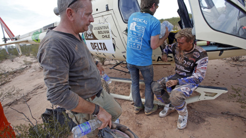 Un piloto recibe asistencia médica durante la segunda etapa del Dakar. REUTERS/Jean-Paul Pelissier