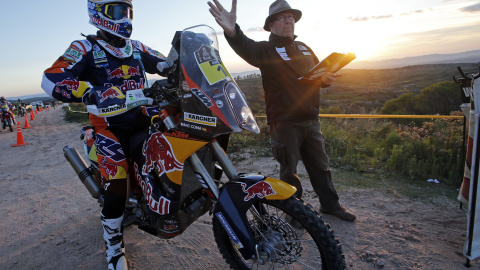 Marc Coma se prepara para tomar la salida de la segunda etapa. REUTERS/Jean-Paul Pelissier