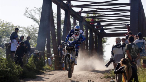 El español Juan Pedrero, durante la etapa inaugural. EFE/Felipe Trueba